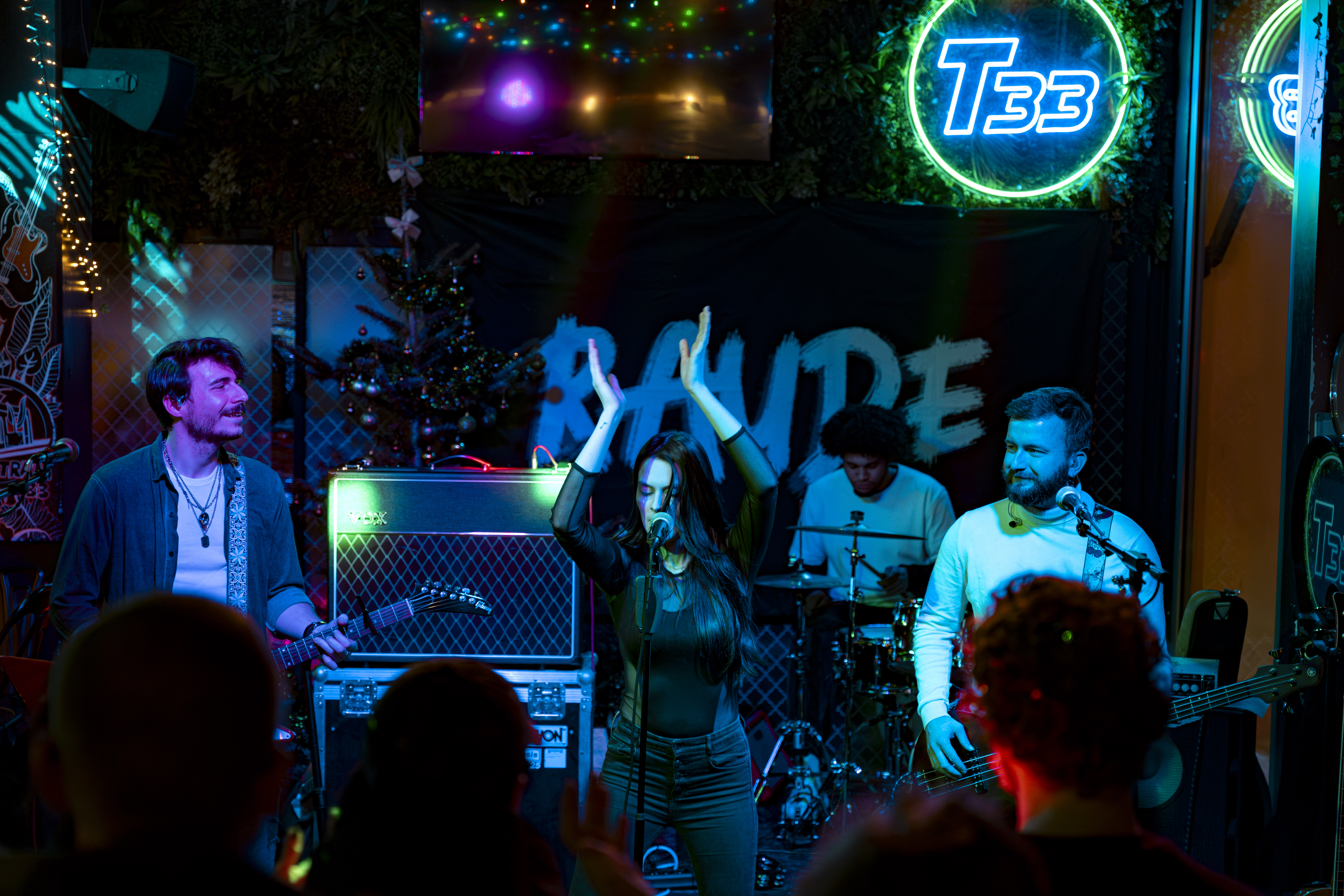 Photo de groupe durant un concert au tram 33